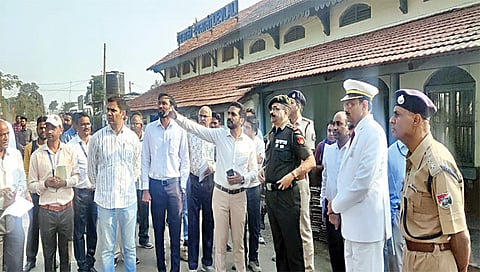नाशिकरोड : देवळाली कॅम्प रेल्वेस्थानकाची पाहणी करताना वरिष्ठ विभागीय व्यावसायिक व्यवस्थापक डॉ. शिवराज मानसपुरे, अभियंता पालटासिंग, अभियंता विजय कांची. (छाया: उमेश देशमुख)