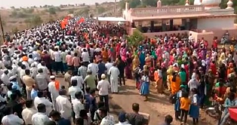 नगर : कोळगावच्या ध्वजाला शिखर शिंगणापूरमध्ये मान