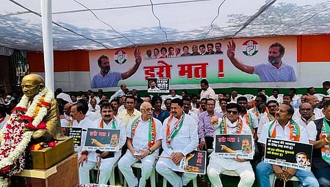 नागपूर : वादळी पावसात काँग्रेसचे अहिंसात्मक सत्याग्रह आंदोलन