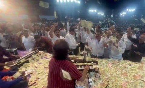 Video : गुजरातमध्‍ये नोटांचा ‘पाऊस’!, वलसाडमध्‍ये गायक कीर्तिदानवर प्रेक्षकांनी केली नोटांची उधळण