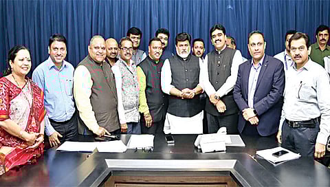 नाशिक : उद्योगमंत्री उदय सामंत यांच्यासमवेतच्या बैठकीप्रसंगी आमदार देवयानी फरांदे, धनंजय बेळे, प्रदीप पेशकार, सुधाकर देशमुख, आशिष नहार, राजेंद्र अहिरे, कैलास पाटील आदी.