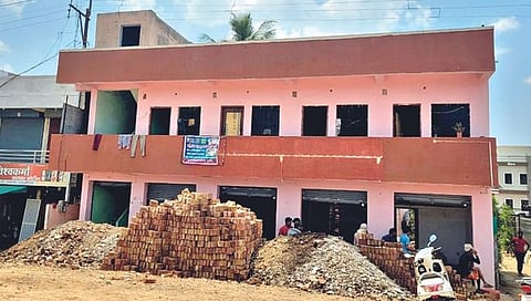 बारामती : काटेवाडीत इमारत उचलून नऊ फूट मागे नेण्याचा प्रयोग; पालखी मार्गात येत होती इमारत