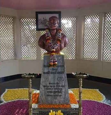 कोरेगाव भीमा : वढू बुद्रुक येथे शंभूराजेंना अभिवादन ; समाधीवर महाभिषेक