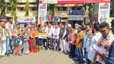 अदानी समुहाच्याविरोधात एलआयसीसमोर धुळे शहर काँग्रेसचे आंदोलन