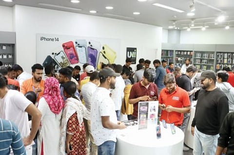 पुणे : खरेदीचा मुहूर्त साधत गुढीपाडव्याचा सण आनंदात, उत्साहात साजरा