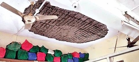 नगर : माध्यमिक शिक्षण इमारतीचा स्लॅब कोसळला