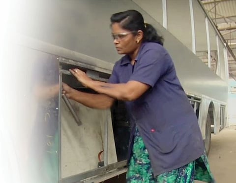 पिंपरी : एस.टी. बसच्या बांधणीत ’ती’चा वाटा