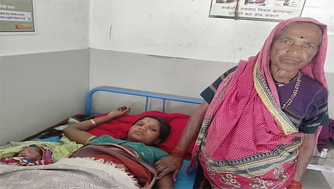 त्र्यंबकेश्वर  : आरोग्यकेंद्रातच स्वत:च्या मुलीचे बाळंतपण करणारी आई. 