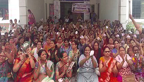 नाशिक : पंचायत समिती कर्मचार्‍यांनी पुकारलेल्या संपामध्ये जि.प. कर्मचारी महासंघ व विविध संघटनांच्या नेतृत्वाखाली थाळीनाद आंदोलन करण्यात आले.