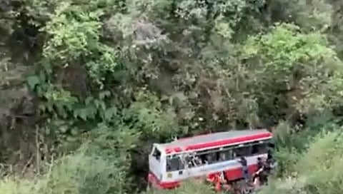 Uttarakhand accident: उत्तराखंडमध्ये मोठी दुर्घटना; प्रवासी बस दरीत कोसळली, दोघींचा जागेवर मृत्यू, अनेकांची प्रकृती चिंताजनक