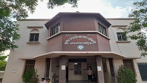 कृषी उत्पन्न बाजार समिती नांदगाव www.pudhari.news 