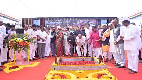 नाशिकरोड - आश्रम शाळेच्या इमारत बांधकामाचे भूमिपूजन करताना राष्ट्रवादीचे अध्यक्ष शरद पवार समवेत. ना. छगन भुजबळ, विधानसभेचे  उपाध्यक्ष नरेन्द्र झिरवळ , आमदार सरोज अहिरे,, नितीन ठाकरे. डॉ.सुनील ढिकले आदी. (छाया उमेश देशमुख )