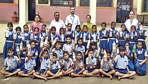 नाशिक : इकोब्रिक्स उपक्रमासाठी एकत्रित आलेले विद्यार्थी आणि शिक्षक.