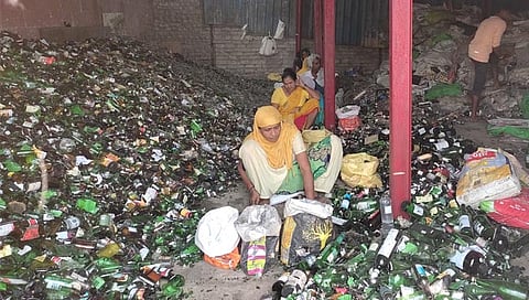 मुंबई : धारावीतील स्क्रॅप बाटल्यांचा व्यवसाय डबघाईला 