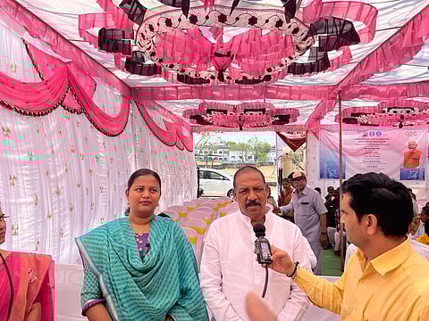 नंदुरबार: आकाशवाणीच्या एफ.एम केंद्राचे उद्घाटनप्रंसगी माहिती देताना खासदार डॉक्टर हिना गावित. समवेत पालकमंत्री डॉ. विजयकुमार गावित  (छाया: योगेंद्र जोशी) 