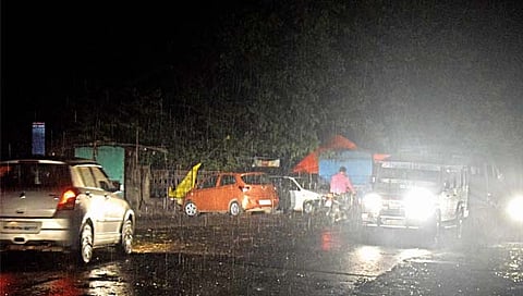 वादळी वळवाने कोल्हापूरला झोडपले