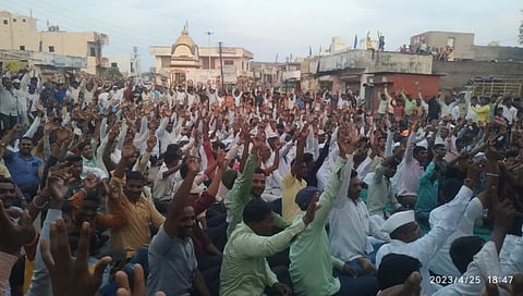 धुळे : भगवान विमलनाथ यांच्या मूर्तीचा वाद उफाळला; मुख्य मंदिरातून मूर्ती हलविण्यास ग्रामस्थांचा विरोध