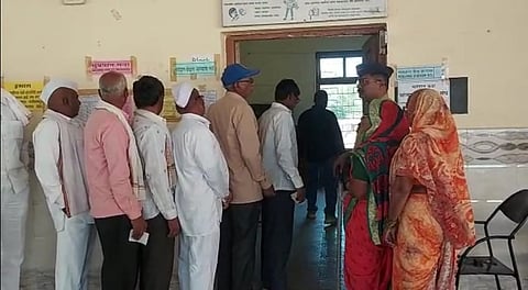 मनमाड : सकाळी 8 पासून मतदानाला सुरुवात होताच मतदारांनी मतदानासाठी अशा रांगा लावल्या.  (छाया: रईस शेख)