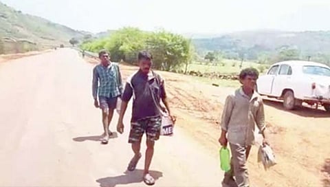पगार मिळाला नाही; तीन मजूरांनी बंगळूरहून ओडिशापर्यंत पायीच कापले अंतर