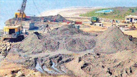 नवीन वाळू धोरण : जुन्याच घराला नवं तोरण!