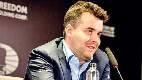 नेपोम्नियाचीचा डिंगला दुसर्‍या फेरीत धक्का