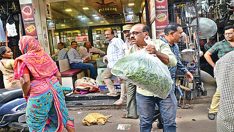 नाशिक : अतिक्रमण निर्मूलन विभागाकडून कारवाई होत असल्याने भाजीपाला सावरताना किरकोळ विक्रेते. (छाया: हेमंत घोरपडे) 