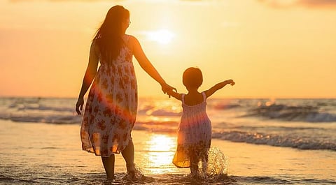 नोकरदार सिंगल महिला ‘बाल न्याय’ कायद्यानुसार मूल दत्तक घेऊ शकते : मुंबई उच्च न्यायालय