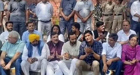 सीबीआय मुख्‍यालयाबाहेर आपचे नेते आणि कार्यकर्ते यांनी कारवाईचा निषेध केला. 