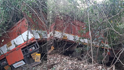 मुंबई-गोवा राष्ट्रीय महामार्गावरील कशेडी घाटात ट्रक दरीत कोसळला; चालक जखमी
