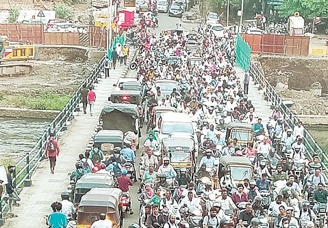 भिडे पुलावरून जायचंय..? पुणेकर म्हणतात, नको रे बाबा..!