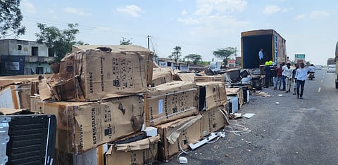 पुणे-सोलापूर महामार्गावर कंटेनरला अचानक आग; फ्रिज जळून मोठे नुकसान