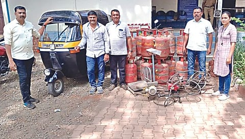 नाशिक : अवैध गॅस भरणा केंद्रावर विशेष पथकाचा छापा