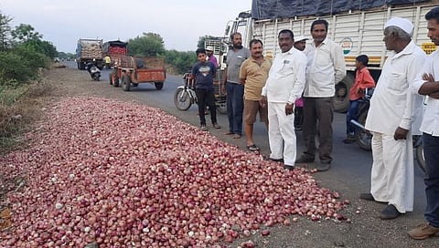 Nashik : लिलाव नाकारल्याने शेतकऱ्याने रस्त्यावर ओतले कांदे