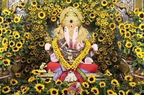 पुण्यातील दगडूशेठ गणपती मंदिराला पहिल्यांदाच 21 हजार सूर्यफुलांची आरास