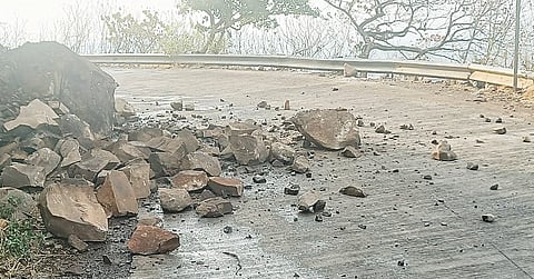 सिंहगडावर वीज कोसळली, घाटरस्त्यावर दरडही पडली