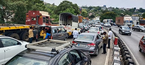 खंडाळा बोर घाटात प्रचंड वाहतूक कोंडी; एक्सप्रेस हायवेचा वेग मंदावला