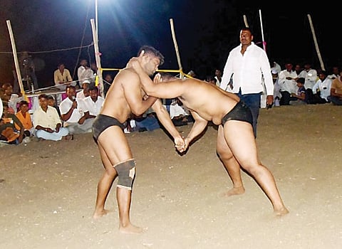 कोरडगाव : पाच तास रंगला मर्दानी खेळ..! नामवंत पैलवानांची हजेरी