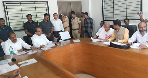 किसान सभा लॉन्ग मार्च : महसूल आणि आदिवासी मंत्र्यांची मागण्यांसंदर्भात चर्चा सुरू