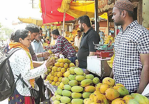 श्रीरामपूर : आंबे घेऊन जाण्यासाठी ग्राहकांची गर्दी