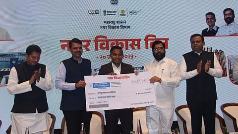 शहर सौंदर्यीकरण व स्वच्छता स्पर्धेत नागपूर प्रथम; मुंबईत मुख्यमंत्र्यांच्या हस्ते मनपा आयुक्तांना पुरस्कार