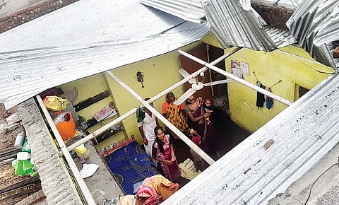 वादळाने भेंड्याते पत्रे उडाले, झाडेही कोसळली