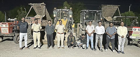 कर्जतमध्ये वाळू तस्करांवर छापा; 50 लाखांचा मुद्देमाल जप्त