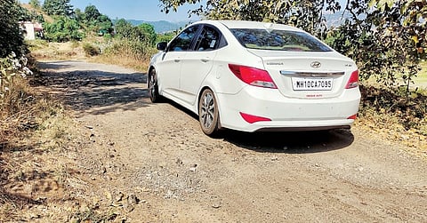 मोरोशी-धामणगाव रस्ता झाला उंच; वाहनचालकांना अडचणी