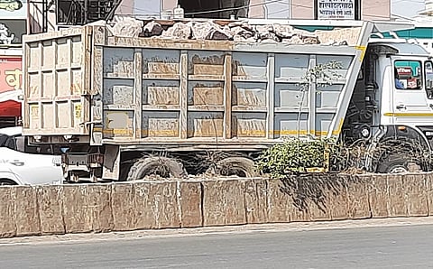 पुणे-नगर महामार्गावर वाहतूक नियमांची ‘ऐशीतैशी’; अवजड वाहनांची जीवघेणी स्पर्धा