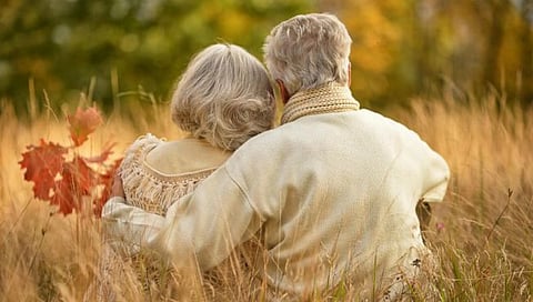 मैत्रिणींचा नाद ७५ वर्षांच्या आजोबांना पडला महागात! साडेचार लाखांची फसवणूक