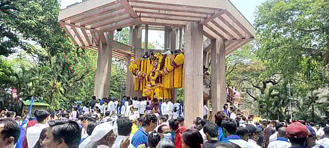 डॉ. बाबासाहेब आंबेडकर यांना अभिवादन करण्यासाठी पुण्यात जनसागर उसळला