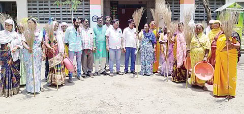 कर्जत : महिला सफाई कामगारांचे काम बंद