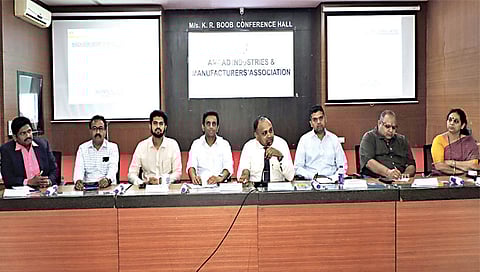 सिडको : आयमा सभागृहात कार्यक्रमाप्रसंगी माहिती देताना सुहास झेंडे. समवेत निखिल पांचाळ, ललित बुब, योबिता आहेर, राजेंद्र कोठावदे, संतोष भांगरे, नीलेश पंडित आदी. 