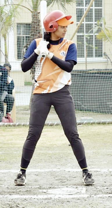 संघर्षातून बेसबॉल स्पर्धेत चमकवले नाव ; मेंढपाळकन्या रेश्मा पुणेकर हिचा प्रेरणादायी प्रवास