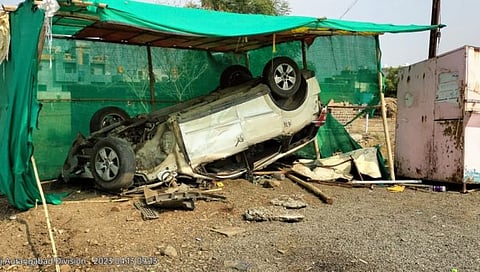 बीड : कार पलटी होऊन १ ठार तर २ गंभीर जखमी